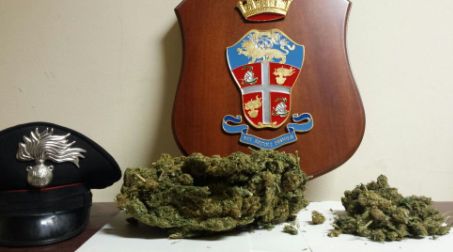 Droga, arrestato 40enne di Reggio Calabria Nel corso di una perquisizione domiciliare eseguita dai Carabinieri della Stazione di Rione Modena, è stato trovato in possesso di 278 grammi di sostanza stupefacente del tipo “marijuana”