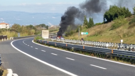 Auto in fiamme sulla Salerno-Reggio Calabria Si è trattato di autocombustione