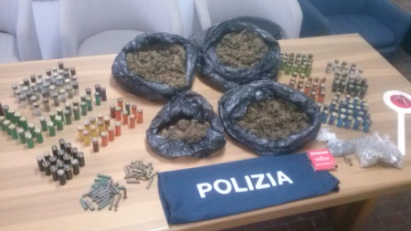 Rinvenuti a Taurianova oltre due chili e mezzo di marijuana e centinaia di cartucce da caccia La polizia li ha trovati nascosti in alcuni bidoni occultati tra la fitta vegetazione di un agrumeto sito nella frazione San Martino