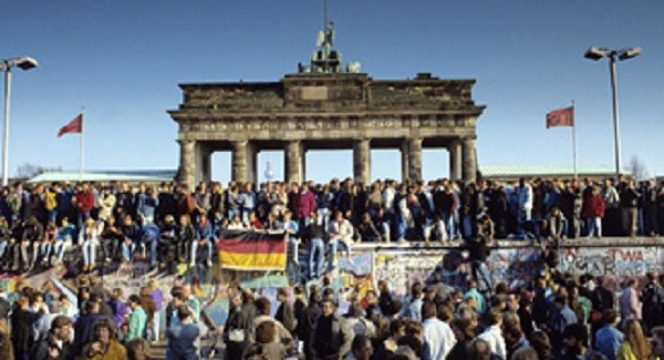 Berlino celebra i 25 anni della caduta del Muro Festeggiamenti fino all'alba dinanzi la porta di Brandeburgo