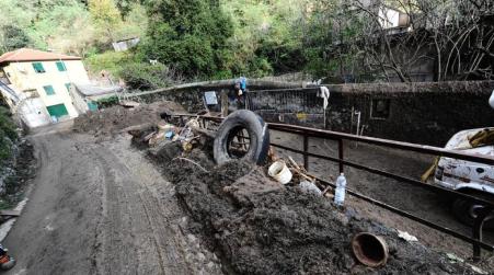 Emergenza maltempo, torna la paura al nord. In Liguria Gabrielli e Delrio Renzi dopo lo scontro con le regioni: basta polemiche, ora mettiamo a posto, non parlino di condoni con me. A Genova piove, si cerca un disperso. A Milano ancora disagi sulle linee metro e nei sottopassi. Il sereno da mercoledì