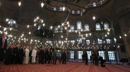 Papa in Turchia, Francesco a Istanbul Entra nella Moschea Blu