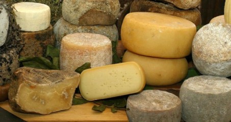 Il pecorino crotonese conquista il marchio Dop Da Bruxelles arriva la notizia di un nuovo successo per i prodotti made in Calabria, il Pecorino crotonese, infatti, conquista il marchio di denominazione di origine protetta