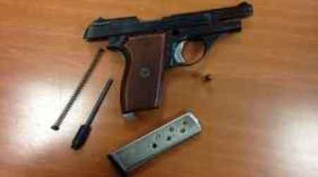 Intimidazione alla Italcementi: una pistola giocattolo nella bacheca del sindacato Una pistola e un messaggio con la scritta "attenti a qualcuno" è stata trovata nella bacheca dell'organizzazione sindacale della Italcementi a Castrovillari. I dipendenti dello stabilimento sono attualmente in cassa integrazione e i sindacalisti stanno conducendo una serrata trattativa per il loro futuro occupazionale. Il consigliere regionale Gallo esprime solidarietà