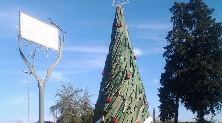 Corigliano, installato l’albero di Natale di Ricicl’Art L'inaugurazione dell’albero di Natale adornato con la “tecnica Ricicl’Art” si è tenuta mercoledì 10 dicembre, alle ore 15, alla presenza dei volontari e dei fondatori di Ricicl'Art