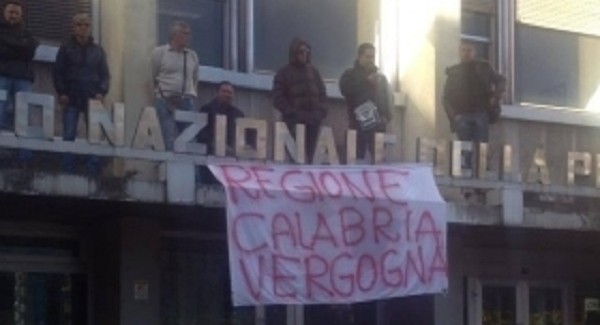 A Cosenza monta la protesta dei cassintegrati Manifestazione nella sede dell'Inps