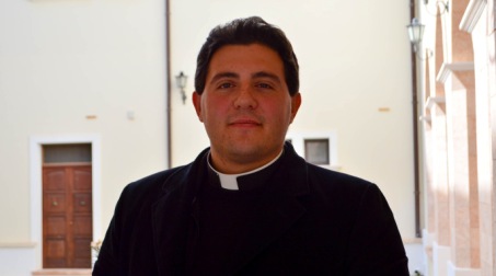 Un nuovo sacerdote per la Chiesa cassanese Il 30 dicembre in Cattedrale l’ordinazione di don Carlo Russo. Salgono così a 4 i presbiteri ordinati in diocesi nel corso del 2014 