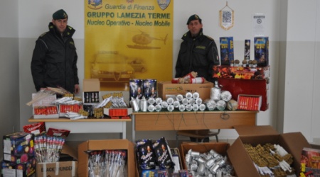 Lamezia Terme, sequestrati 3 quintali di fuochi d’artificio I finanzieri hanno denunciato il commerciante