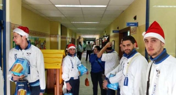 La Pallavolo Jolly in visita al reparto di Pediatria dell’Ospedale di Polistena Consegnati pacchi dono. Due clown al seguito per rallegrare i piccoli degenti