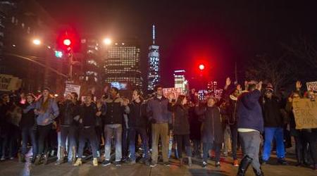 Usa, altre proteste contro il razzismo Marcia sul ponte di Brooklyn Quasi 250 i fermati. Ma in Arizona polizia uccide un altro nero disarmato