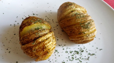 Sapori di Svezia: le patate Hasselback Le patate sono un contorno delizioso da gustare insieme ad un secondo di carne o di pesce