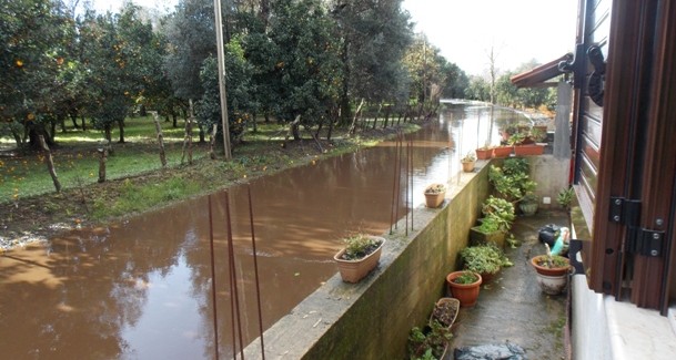 Temporale a Taurianova, si allaga ancora contrada Vatoni Michele Macrì torna a denunciare l'indifferenza delle istituzioni di fronte al suo dramma. Ad ogni pioggia non gli è possibile uscire di casa per il livello dell'acqua 