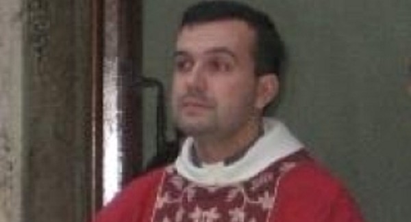 A processo il sacerdote accusato di abusi su minori Don Roberto Mastro, ex parroco di Belcastro,  dovrà rispondere davanti ad un giudice delle attenzioni morbose delle quali è accusato