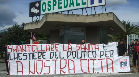 Lamezia, Forza Nuova organizza un presidio contro la chiusura della Pediatria Il movimento di estrema destra ha manifestato questa mattina davanti all'Ospedale Giovanni Paolo II di Lamezia Terme per impedire la chiusura del reparto