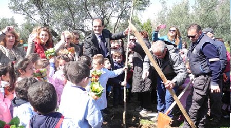 Enzo Bruno alla chiusura del progetto “Il mio amico albero” Il presidente della Provincia di Catanzaro e i piccoli alunni del "Don Milani-Sala" hanno donato un albero da trapiantare nel Parco della Biodiversità del comune capoluogo