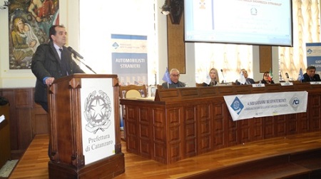 L’Aci presenta un programma di educazione stradale rivolto ai giovani Il presidente della Provincia di Catanzaro, Enzo Bruno, è intervenuto alla conferenza stampa di partecipazione del progetto “Giovani neopatentati, ambasciatori della sicurezza stradale” 