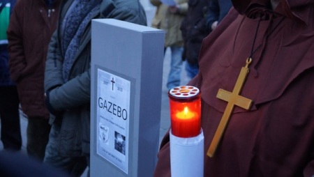 Si è svolto oggi il funerale al gazebo del Meetup Cosenza "Il sindaco Occhiuto, emettendo la ormai famigerata ordinanza in cui si fa divieto di occupare corso Mazzini con gazebo ne ha praticamente proclamato la morte"