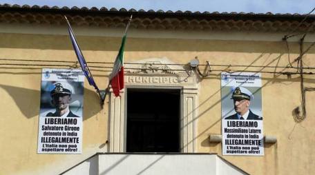 Il sindaco di Terranova da Sibari espone le gigantografie dei Marò sul municipio Lirangi: "Iniziativa per chiedere al Governo di riportare a casa i due militari"