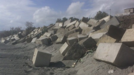 Cna Balneatori Calabria: “Le regole valgono solo per i balneatori” "Ferrovie dello stato è responsabile del disastro ambientale nella contrada Arcina del Comune di San Lorenzo.  Buttati sulla spiaggia che è demanio marittimo circa 200 massi cls"