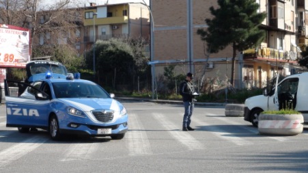 Reggio, controlli straordinari della Polizia nell’ambito del Piano “Focus ‘ndrangheta” nel quartiere “Archi Cep” Nel corso della vasta operazione è stato tratto in arresto Leone Stavilla, 25enne reggino, per possesso di sostanze stupefacenti e furto di energia elettrica