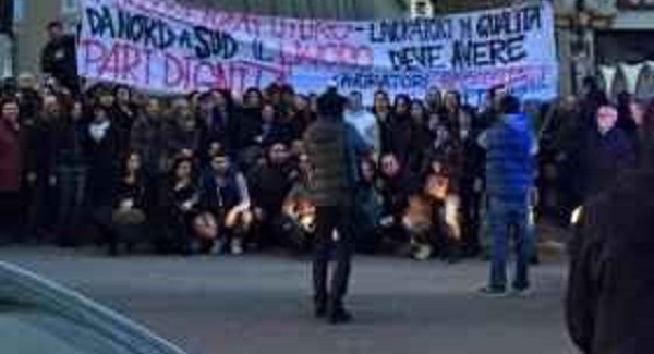 Protesta dei dipendenti Infocontact: bloccata l’autostrada a Cosenza Nord Dura azione di protesta da parte del personale all'uscita autostradale