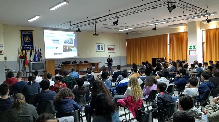 Al “Don Bosco” di Pellaro confronto sulla legalità La Polizia di Stato ha incontrato i giovani studenti dell’Istituto comprensivo “Cassiodoro – Don Bosco” di Pellaro nell'ambito di un progetto di educazione alla legalità