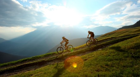 Nella steppa altoatesina Alto Adige: dalle passeggiate tranquille alle avventure adrenaliniche. Il Sentiero del Sole nella Val Venosta. Settimana della corsa, ciclismo e freeride