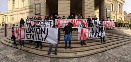 Reggio, ieri il flashmob #NonEsisteAlternativaAllaFamiglia La suggestiva e simbolica iniziativa de La Manif nasce per protestare su quanto è successo negli scorsi giorni in Commissione ‘Statuto e Regolamenti” del Comune di Reggio Calabria