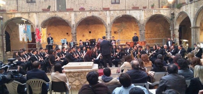 Successo per la prima dell’Orchestra di fiati “Ruggero Leoncavallo” L'orchestra è nata dall'unione dell'Associazione “Ars Nova” di Montalto Uffugo e l'associazione “Maria SS Annunziata” di Oppido Mamertina