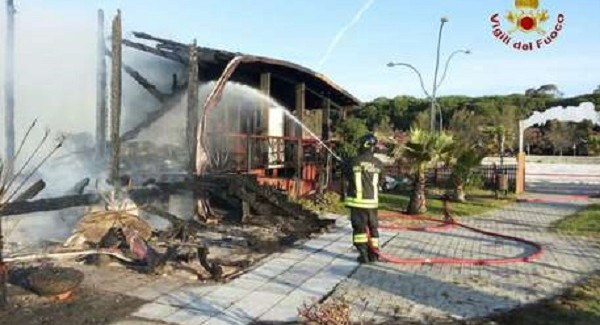 Incendio in un ristorante-lido balneare a Catanzaro Le fiamme hanno parzialmente distrutto la struttura