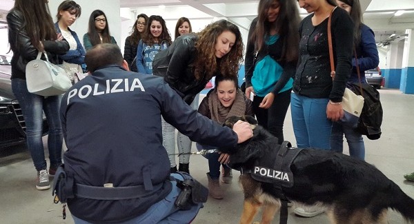 Reggio, gli studenti dell’Istituto “Euclide” di Bova Marina in visita in Questura L’incontro è stato organizzato su richiesta della dirigenza dell’Istituto di Istruzione per rafforzare nei ragazzi il senso dello Stato, di cittadinanza attiva e partecipata