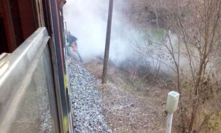 In fiamme il vagone di un treno delle Ferrovie della Calabria Un vagone del treno delle Ferrovie della Calabria che collega Soveria Mannelli a Catanzaro si è incendiato mentre era in viaggio. A bordo del mezzo c'erano numerosi viaggiatori, tra cui molti studenti, che non hanno riportato ferite