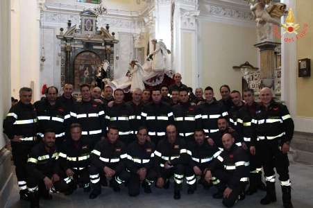 I Vigili del fuoco hanno partecipato alla processione della “Naca” Sono stati loro a portare a spalla la Naca, che rappresenta la culla nella quale è adagiato il corpo di Gesù Cristo