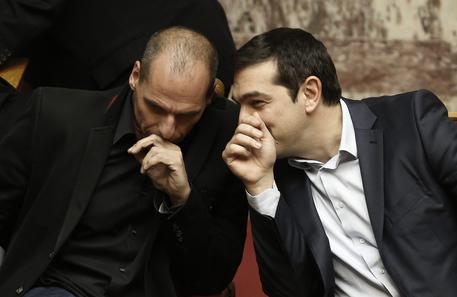 La Grecia è sull’orlo del default, ma si continua a trattare Resta il nodo pensioni e stipendi. Il premier Tsipras  punta su un accordo politico e oggi, al vertice di Riga, tornerà alla carica sulla ristrutturazione del debito