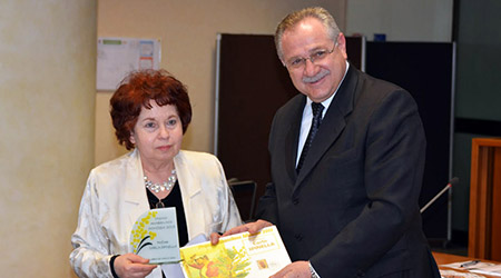 Carla Spinella protagonista al Salone del Libro di Torino La poetessa calabrese ha deliziato gli ospiti della XXVIII rassegna editoriale con alcuni versi tratti dalle sue opere. Presente anche l'on. Giovanni Nucera