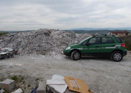 Sequestrata discarica abusiva, denunciato imprenditore Una discarica abusiva di mille metri quadrati è stata sequestrata a Roggiano Gravina dal personale del Nucleo Investigativo del Corpo forestale. L'area era usata come discarica aziendale da una ditta che opera nel settore dell'edilizia