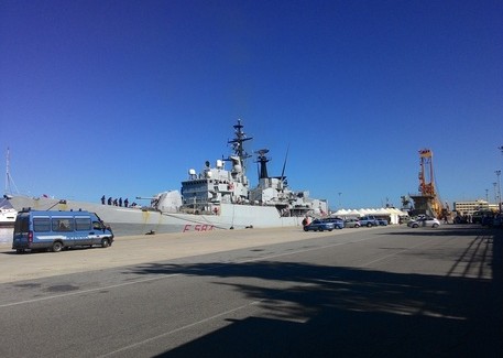 A Reggio una nave con 779 migranti Nel porto di Reggio Calabria è giunta la nave militare 'Bersagliere' con a bordo 779 migranti di varie nazionalità. Ci sono 633 uomini, 114 donne ed una trentina di minori