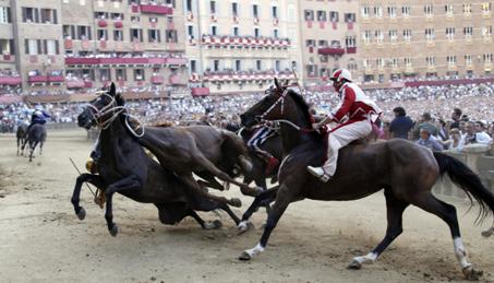 Palio di Siena: in 11.000 su firmiamo.it per farlo chiudere Dopo la soppressione della cavalla Periclea per un infortunio durante l’assegnazione per l’edizione del 2 luglio, la rete si infiamma e chiede con una petizione una soluzione definitiva