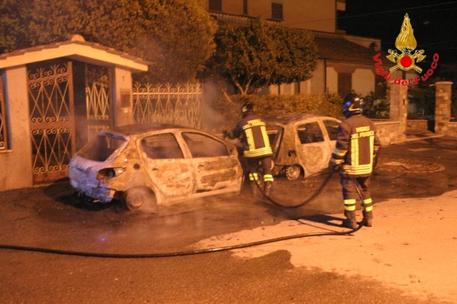 Cutro, in fiamme due auto dello stesso proprietario L'intervento dei vigili del fuoco ha impedito il propagarsi del rogo all'abitazione