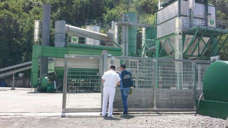 Sequestrata azienda bitumi nel cosentino Operazione di Carabinieri e Guardia costiera, materiale ferroso vicino fiume