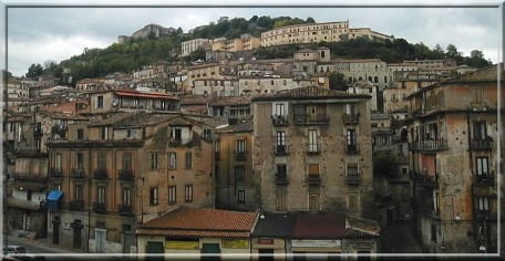 Crolla un solaio nel centro storico di Cosenza Dopo l'abitazione caduta nei giorni scorsi, un nuovo caso si è stato registrato la scorsa notte. Evacuata la casa vicina