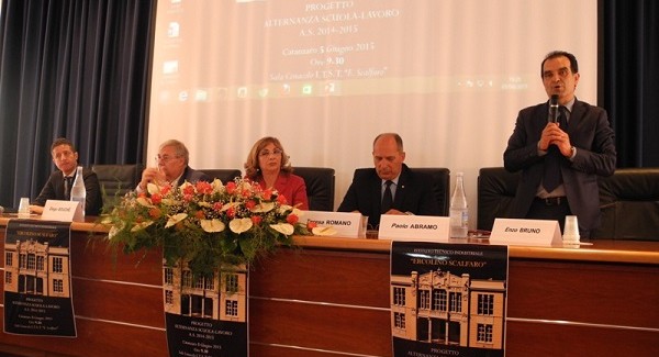 “Istruzione e formazione soluzioni alla disoccupazione” E’ quanto ha affermato il presidente della  Provincia di Catanzaro, Enzo Bruno, che ha partecipato questa mattina  alla presentazione della pubblicazione redatta dagli studenti  dell’Istituto tecnico- settore tecnologico “Ercolino Scalfaro”