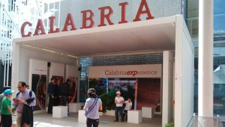 “Calabria all’Expo: uno stand triste che ci fa arrossire” Dura critica del presidente della Confcommercio Giovanni Santoro. "Oltre ad essere miserabile mancano i prodotti caratteristici peculiari"