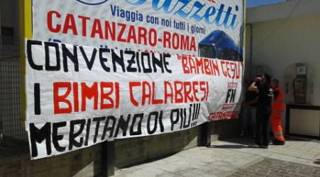 “Convenzione Bambin Gesù: i bimbi calabresi meritano di più” E' lo striscione che stamattina i militanti di Forza Nuova hanno affisso davanti al presidio ospedaliero Pugliese di Catanzaro