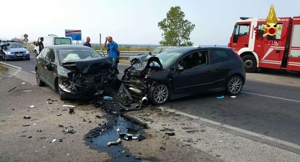 Coinvolte tre auto in un incidente a Mandatoriccio, 3 feriti Tempestivo l'intervento dei Vigili del fuoco di Cirò, che hanno provveduto all'estricazione dall'automobile di uno dei conducenti delle vetture coinvolte