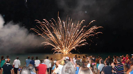 Il programma dell’estate rossanese comincia col botto Il 17 luglio a S. Angelo i fuochi d'artificio sull'acqua. Cinque aree per lo spettacolo pirotecnico lungo la costa cittadina