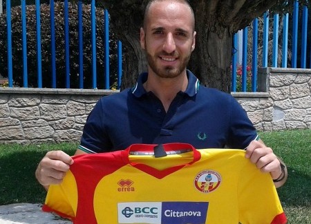 Matteo Carbone veste il giallorosso L’esperto attaccante reduce dall’esperienza in Serie D con il Roccella. Grande colpo di mercato della Cittanovese, entusiasmo tra i tifosi