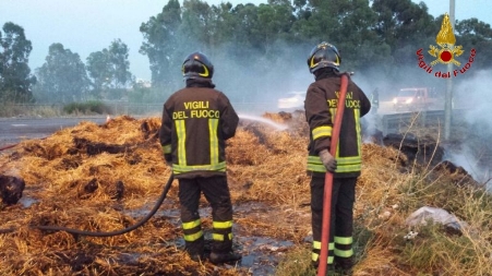 Crotone, balle di fieno prendono fuoco. Panico sulla SS 106 Immediato l'intervento dei vigili del fuoco che hanno evitato che le fiamme avvolgessero anche il tir che trasportava il fieno