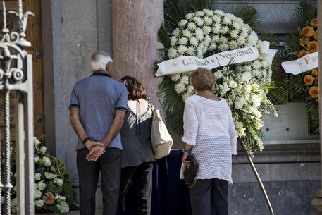 I funerali dell’orefice a Roma. Suicida in cella presunto killer Caiazza, 32 anni, tossicodipendente, trovato impiccato. Avrebbe usato un lenzuolo. In sezione due agenti. Indagano Procura e Dap. Il dolore composto nell'addio a Giancarlo Nocchia 