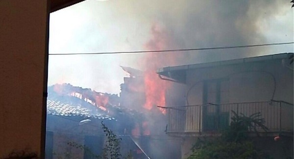 Incendio nel centro abitato di Santo Stefano d’Aspomonte Decisivo l'intervento dei Vigili del Fuoco del Distaccamento di Gambarie e dell'Elicottero Anti Incendio Boschivo di Calabria Verde